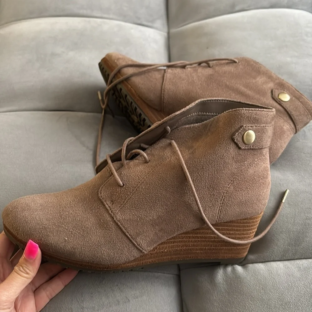 Dr.Scholls Shoes Women's Tan Suede Ankle wedge booties size 6